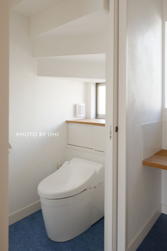 実例に学ぶヒント U字型階段下トイレ 収納の工夫 いいひブログ いいひ住まいの設計舎
