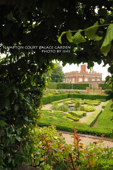 HamptonCourtgarden029.jpg