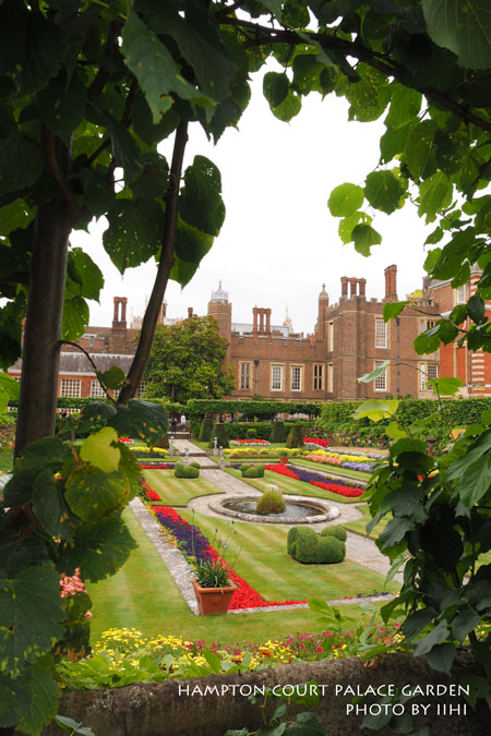 HamptonCourtgarden033.jpg