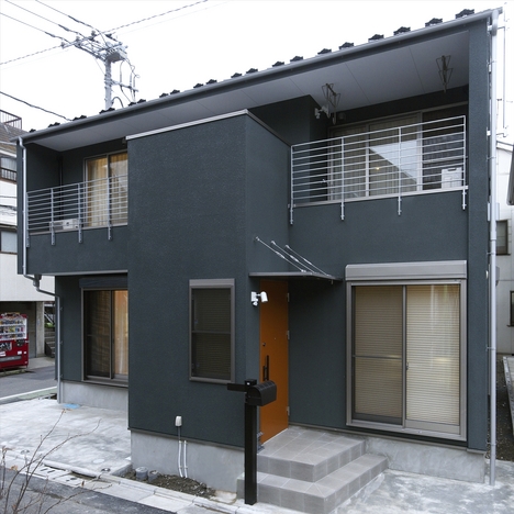 外観（南東）昼の景＿深緑色と柿色の玄関扉