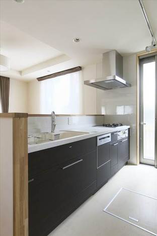 対面キッチン側は好きな色をつかい背面は壁に馴染む白を採用