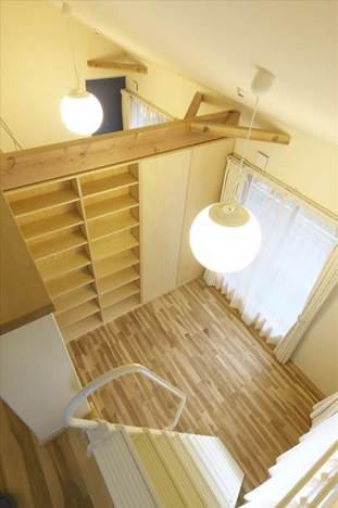 ロフトから子供室を見下ろす＿子供室間仕切りは造り付本棚