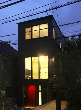 北側外観。夕景。赤いドアがひときわ映えます。