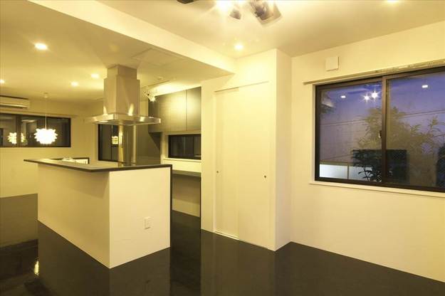 2階LDK夕景。ダイニング方向を臨む。