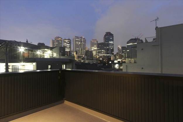 御主人念願だった新宿副都心を臨むルーフバルコニーの夜景。