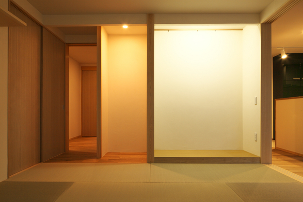 親世帯の和室夕景＿LDKと3枚引込戸で繋がる広々空間