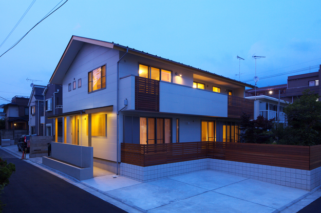 外観夕景＿軒の深い大屋根がかかる家