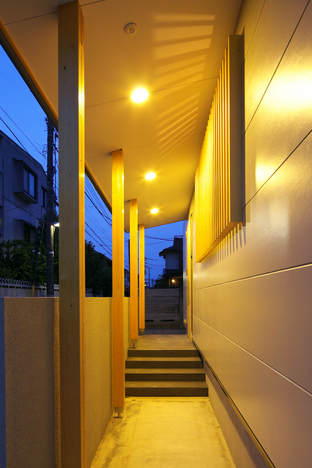 親世帯　アプローチ夕景