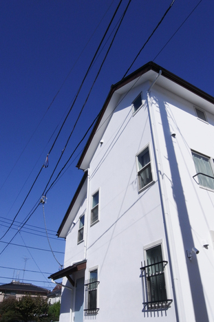 眩しいほど白いスイス漆喰の外壁