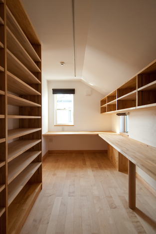 ご主人こだわりの書斎＿造り付け家具やカウンター材にも青森ヒバを…