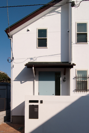 工房で製作したアイアン面格子をアクセントに…