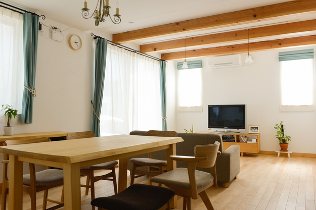 梁が現れるリビングダイニングにナチュラルな家具が良く似合います