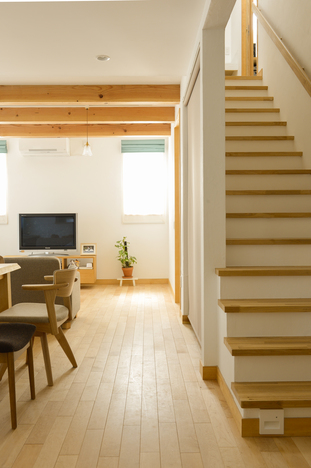 リビング階段を中心に回遊動線に…下りてきたところがキッチンと洗面脱衣室