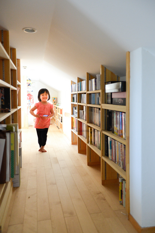 階段で上れる小屋裏収納は書庫として大活躍