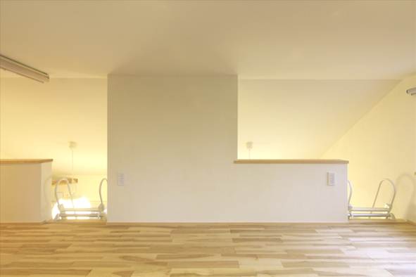 階段で上れるロフト全景＿窓があって明るい空間に…