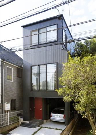 北側外観。2台分のカースペースを確保した1階。