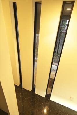 玄関ホールの縦長スリット窓