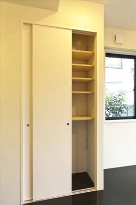 モノが集中するLDKの収納。内部を可動棚に