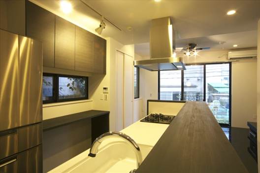 キッチンを中心に回遊できる2階LDK。リビング方向を臨む。