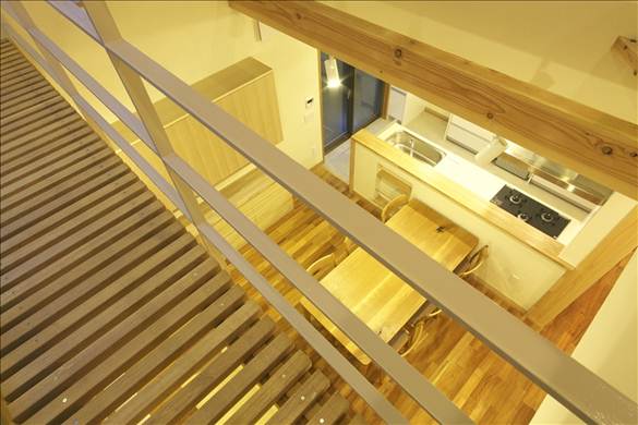 吹抜けキャットウォークからLDKを臨む