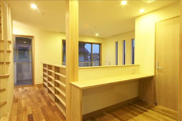 吹抜けに面した2階ライブラリーホールは家族みんなの書斎_手摺本棚&パソコンカウンターを配しました