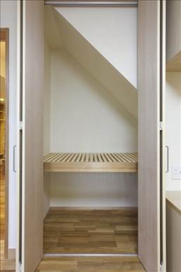 押入の中段をスノコ状にして通気性をよくしました